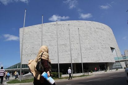 Exterior de la nueva biblioteca del estudio noruego Snohetta, en Alejandría