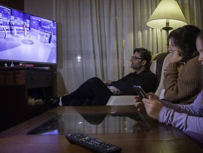 Una familia andaluza sigue un debate electoral por televisi&oacute;n.