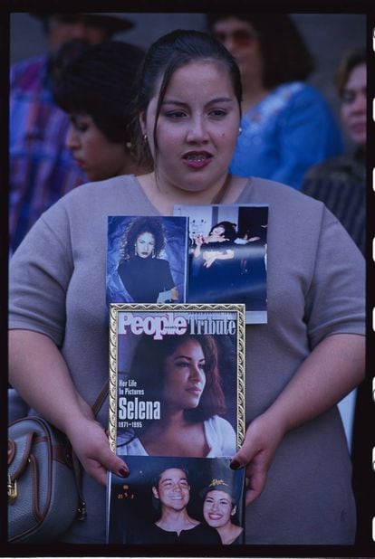 Una seguidora de la cantante Selena Quintanilla sujeta retratos suyos ante el tribunal de Texas en el que se juzgaba a su asesina en octubre de 1995.