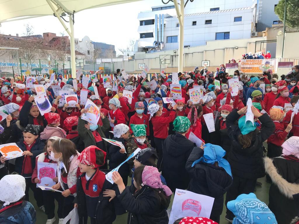 Varios alumnos del colegio Santísimo Sacramento de Madrid se unen al #pañuelochallenge de la Fundación Aladina.