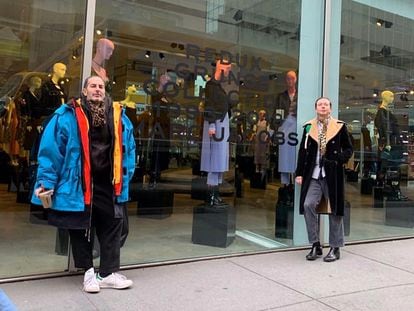 Marc Jacobs, la ‘groupie’ de la moda, se atreve con el abrigo-meme de Balenciaga