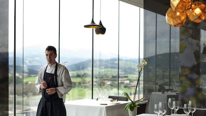 Eneko Atxa en su restaurante Azurmendi, tres estrellas Michelin. El chef lidera desde su restaurante en el barrio Legina de Larrabetzu el cambio gastronómico en Bilbao.