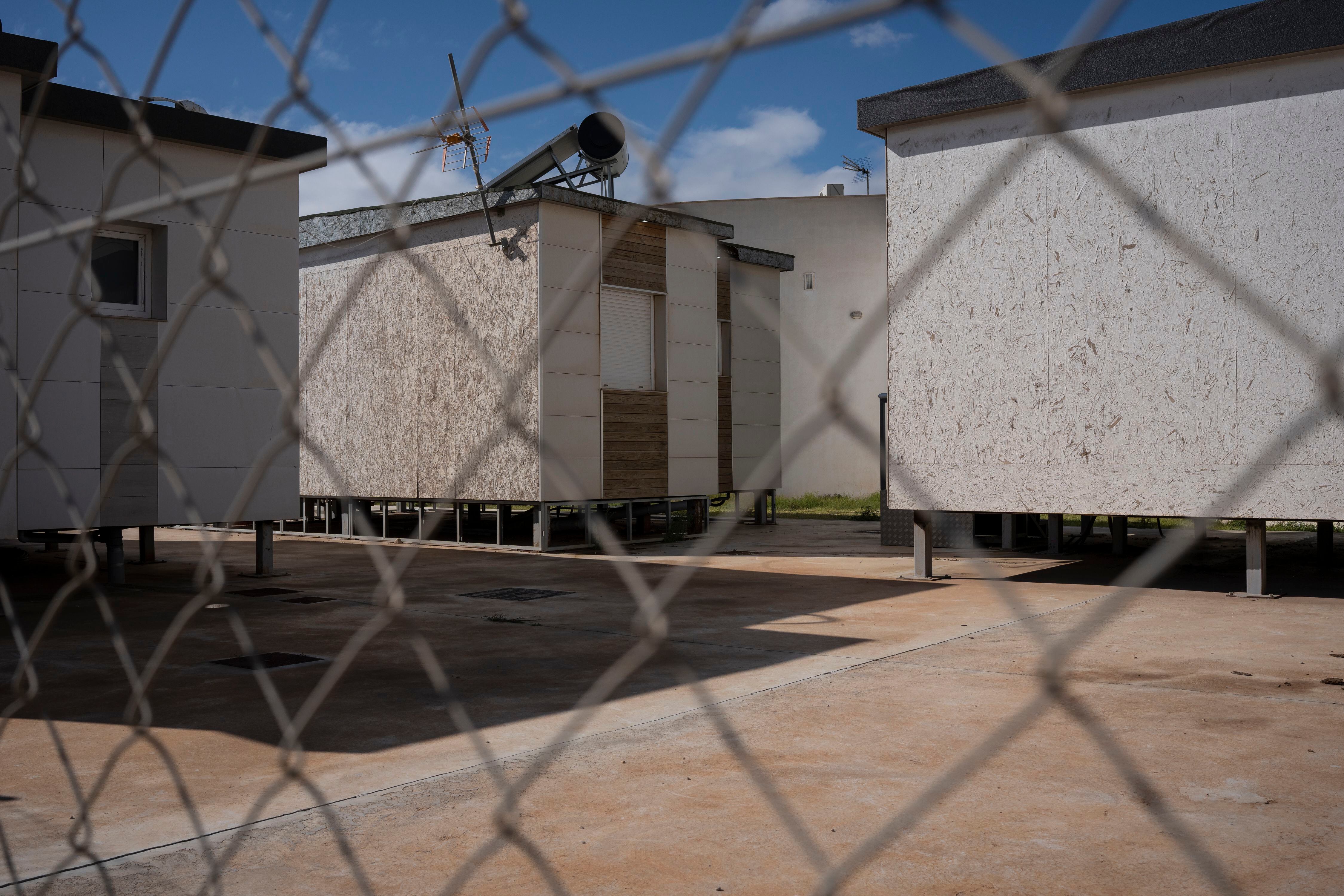 Módulos prefabricados del campamento temporal instalado por el Ayuntamiento de Nijar en la barriada de Los Grillos, tras el desalojo del campamento del Walili.