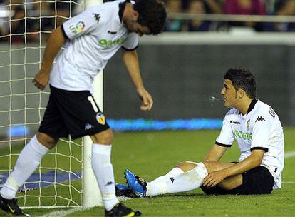 Villa, sentado, y Mata, con gesto serio durante el partido.