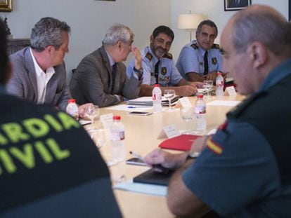 El delegat del Govern a Catalunya, Enric Millo, ha presidit la reunió amb el conseller d'Interior de la Generalitat, Joaquim Forn, amb els comandaments policials de totes les administracions.