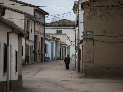 Una persona pasea por Alaraz (Salamanca).