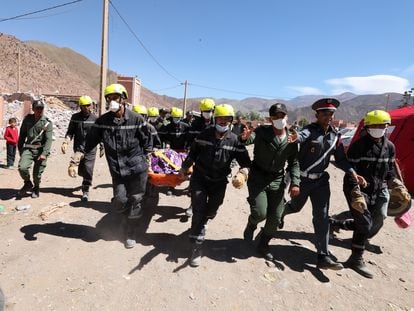 Un cuerpo de protección civil lleva un cuerpo recuperado tras el terremoto del viernes, en la aldea de Talat N'Yaaqoub, al sur de Marraquech, Marruecos, el 11 de septiembre de 2023.