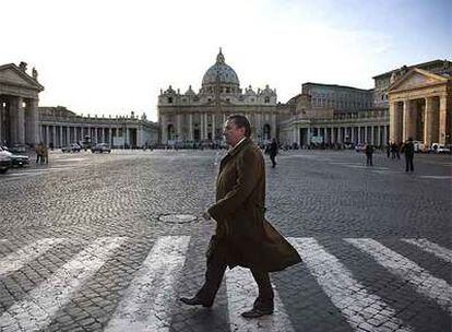 Francisco Vázquez, embajador de España en el Vaticano, fotografiado en 2007 caminando por Roma, con la basílica de San Pedro al fondo.