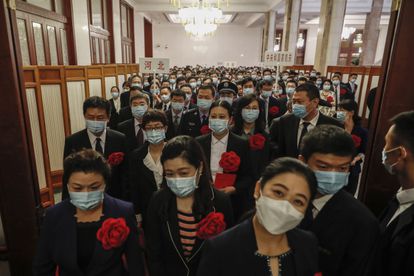 Un grupo de personas con  mascarilla asiste a un evento para celebrar el trabajo de los héroes de la lucha contra la covid en Pekín, el pasado 8 de septiembre.