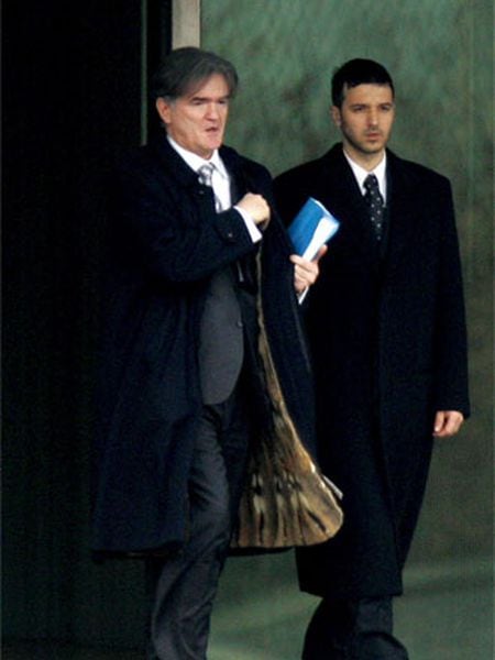 Marko, hijo de Slobodan Milosevic (derecha), sale del Instituto Forense holandés acompañado por uno de sus abogados.