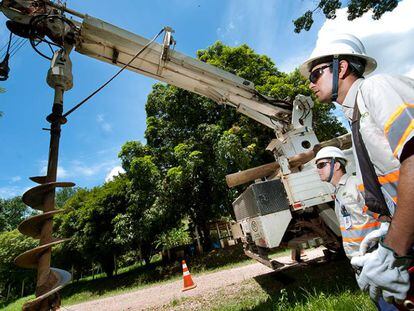 Operarios de Elektro trabajan en Brasil.