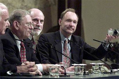 Vinton Cerf, con barba, y Tim Bernes-Lee, con cámara, recibiendo el premio Príncipe de Asturias 2002.