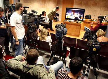 Trabajadores de los medios de comunicación, ayer siguiendo la vista desde una sala del juzgado.