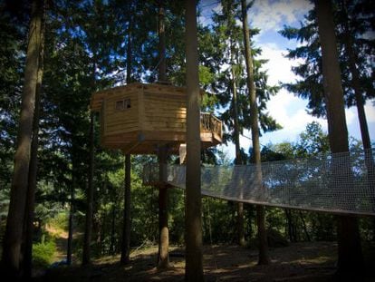 Caba&ntilde;a Mallerenga, con vistas al Montseny, en Sant Hilari Sacalm (Girona). 