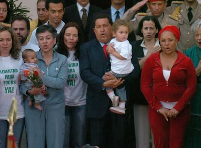 La exsenadora colombiana Piedad Córdoba, a la derecha, junto al fallecido presidente venezolano Hugo Chávez y un grupo de exsecuestrados de las FARC en el palacio de Miraflores, en Caracas, en una imagen de archivo.