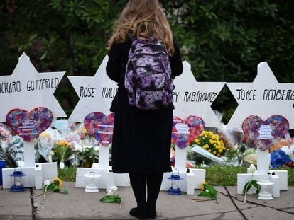 Una niña, frente al improvisado memorial instalado junto a la sinagoga atacada.