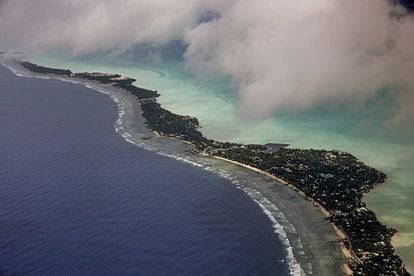 <b>Kiribati.</b> Vista aérea del archipiélago del Pacífico en riesgo de desaparición por la subida del nivel del mar.