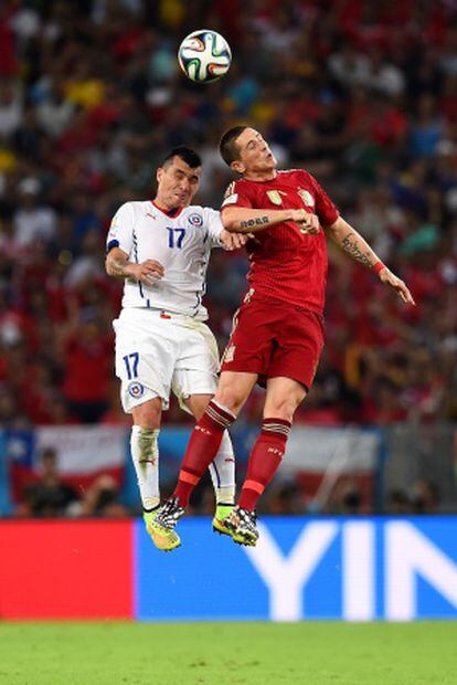 Torres disputa un balón aéreo con Medel durante el España-Chile.