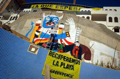 Un grupo de activistas ha pintado un mural en la fachada del hotel dentro de la protesta que mantienen desde el lunes.