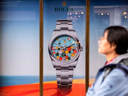 Un anuncio de relojes de lujo Rolex en el escaparate de una tienda Bucherer en París.