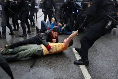 La polic&iacute;a carga contra unos ciudadanos en Barcelona el 1 de octubre.