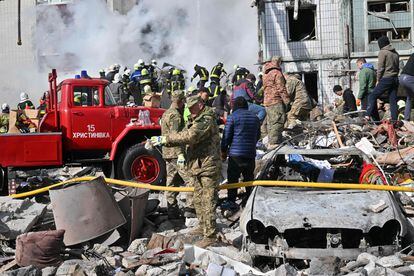 Residentes y personal de rescate trabajan en la zona del ataque ruso en Uman, este viernes.