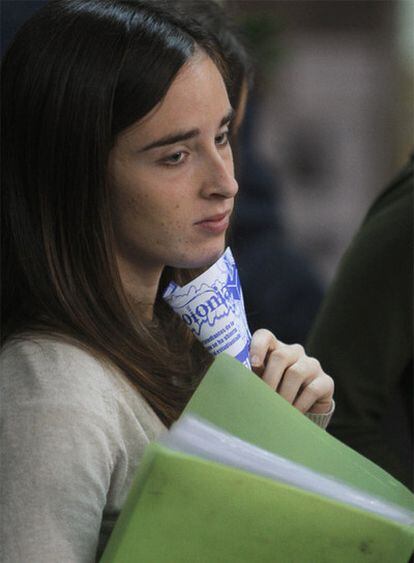 Una estudiante de la Complutense, con una papeleta sobre el Plan Bolonia.
