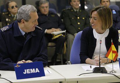 La ministra de Defensa, Carme Chacón, y el jefe del Estado Mayor del Ejército del Aire (JEMA), general José Jiménez