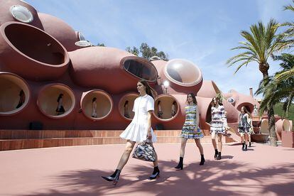 Dior celebró su desfile Crucero 2016, en la etapa de Raf Simons, en el ‘Palacio de las burbujas’.