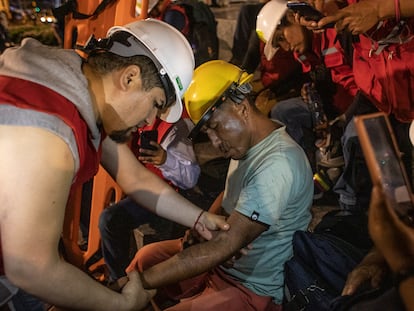 Un integrante de las brigadas de rescate atiende a un manifestante herido en una protesta el 16 de febrero, en Lima (Perú).