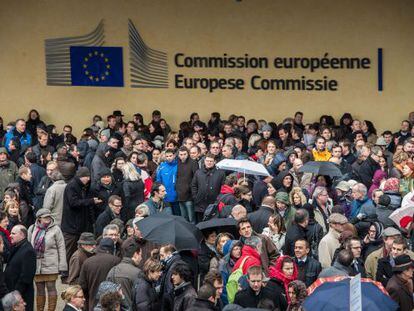 Decenas de funcionarios europeos se manifiestan por un presupuesto europeo equilibrado en la puerta de la sede de la Comisi&oacute;n Europea, el mi&eacute;rcoles en Bruselas. 