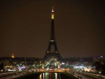 The Eiffel tower is seen before submerging into darkness at 8:30 pm (local time) as part of the Earth Hour switch-off on March 23, 2013 in Paris. Organisers expect hundreds of millions of people across more than 150 countries to turn off their lights for 60 minutes on Saturday night -- at 8:30 pm local time -- in a symbolic show of support for the planet. While more than 150 countries joined in last year&#039;s event, the movement has spread even further afield this year, with Palestine, Tunisia, Suriname and Rwanda among a host of newcomers pledging to take part. AFP PHOTO BERTRAND LANGLOIS