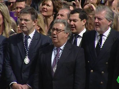 Rafael Catalán, Juan Ignacio Zoido e Íñigo Méndez de Vigo entonan 'Soy el novio de la muerte' durante la procesión de la Legión.