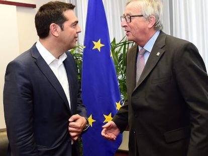 El primer ministro griego, Alexis Tsipras (izda), y el presidente de la Comisi&oacute;n Europea, Jean-Claude Juncker, la pasada semana.