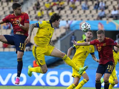 El jugador de España, Dani Olmo, cabecea el balón en una acción del partido ante Suecia.