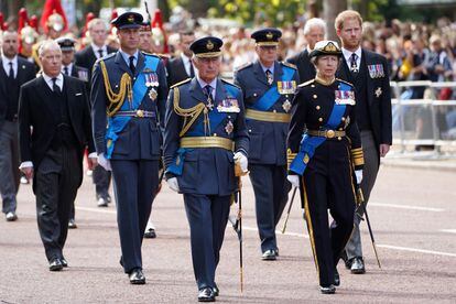 Carlos III y miembros de la familia real británica caminaban el miércoles en Londres detrás del féretro de Isabel II con destino a Westminster Hall.