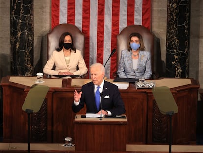 Joe Biden, presidente de Estados Unidos, durante su discurso. Le acompañan Kamala Harris, la vicepresidenta, y Nancy Pelosi, presidenta de la Cámara de Representantes.