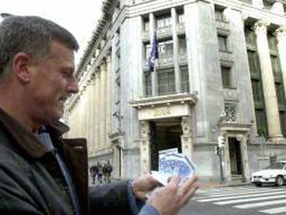 Un bilbaino muestra los billetes de euro retirados de un cajero automático. EFE/Archivo