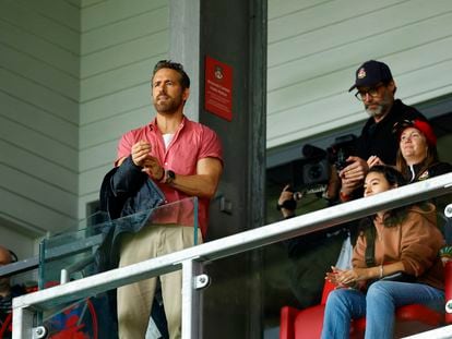 Ryan Reynols, orgulloso usuario del chino de pinzas, 'padreando' junto a Hugh Jackman en un partido del Wrexham (el equipo galés de fútbol del que es propietario) a principios de agosto.