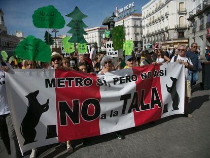 Varios manifestantes sostienen un cartel contra la tala de árboles de Madrid, a la cabeza de la protesta en la Puerta del Sol este domingo.