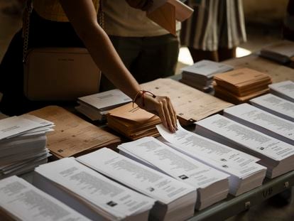 Una mesa con papeletas de votación en un colegio electoral de la sede de la Universidad de Barcelona, durante las elecciones generales del 23 de julio.
