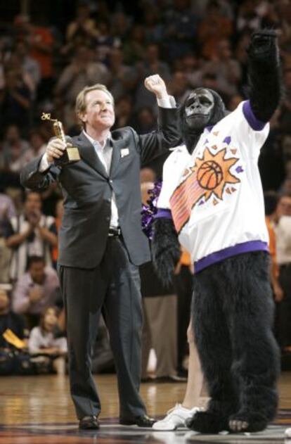 Robert Sarver, interesado en comprar el Levante, con la mascota de su club, Phoenix Suns.