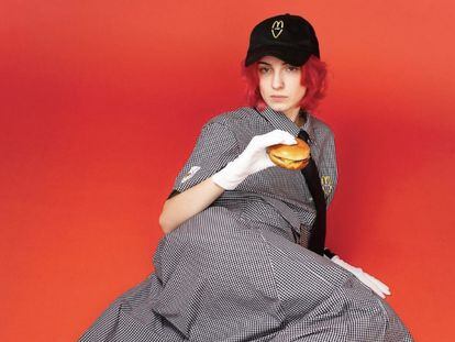 La colección presenta 13 conjuntos confeccionados de viejos uniformes que la marca ha puesto a la venta solo para empleados de McDonald's Finlandia.