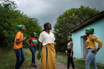 The young women Claribel Mota, Erika Pinales, Soledad Perdomo, Arisleidy Guzmán and Chelsy Caro participate in reproductive health courses at the Conamuca (National Confederation of Rural Women) facilities, in the municipality of San Cristóbal, in the Dominican Republic.