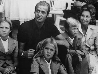 El rey Juan Carlos y la reina Sofía, con sus hijos Elena, Cristina y Felipe, en una imagen de septiembre de 1975 tomada durante sus vacaciones en Mallorca.