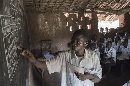 Pese a las dificultades que afrontan los profesores en la República Democrática del Congo, muchos siguen impartiendo clases sin saber si cobrarán el salario de ese mes. En la imagen, el profesor Ngoyi Wamadimba explica el calendario francés a sus alumnos. 