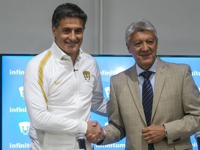 Míchel, junto con el presidente deportivo de Pumas, Jesús Ramírez. 