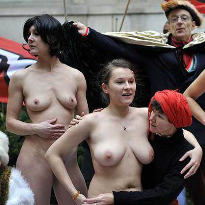Modelos desnudas protestan el pasado lunes en París por su salario.
