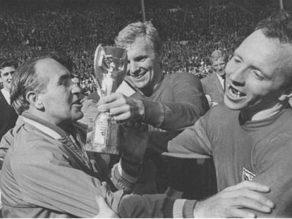 El seleccionador inglés, Alf Ramsey, el capitán, Bobby Moore y Nobby Stiles con la Copa del Mundo de 1966.