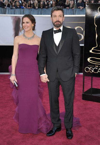 Jennifer Garner, con un Gucci color berenjena, junto al director Ben Affleck, que puede llevarse un Oscar a la mejor película por 'Argo'.
